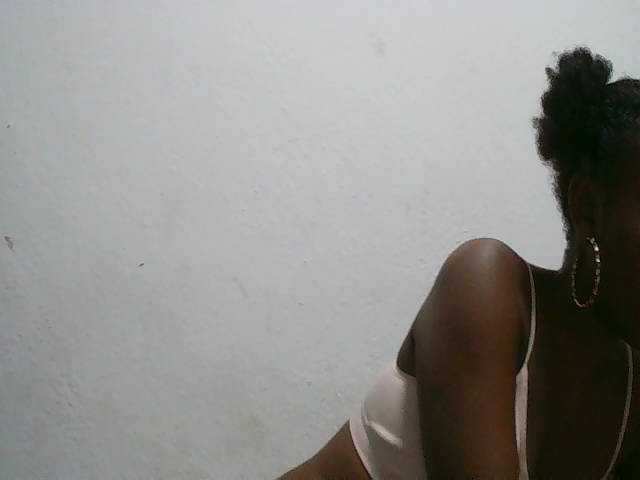 Zinah1 live cam on BongaCams