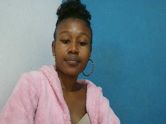 Zinah1 live cam on BongaCams