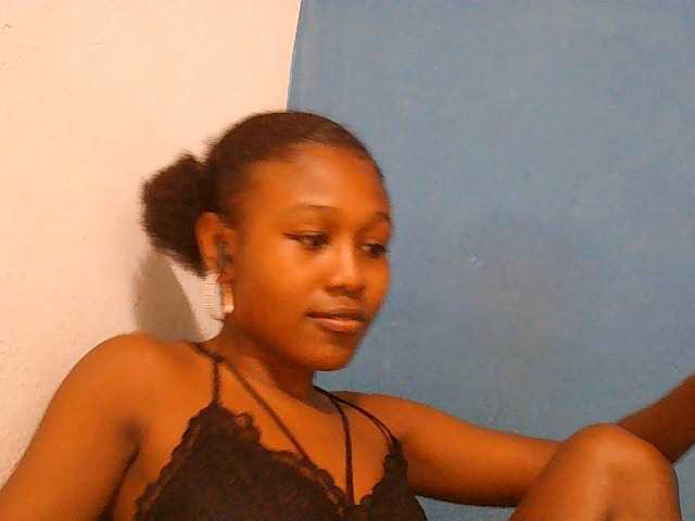 Zinah1 live cam on BongaCams