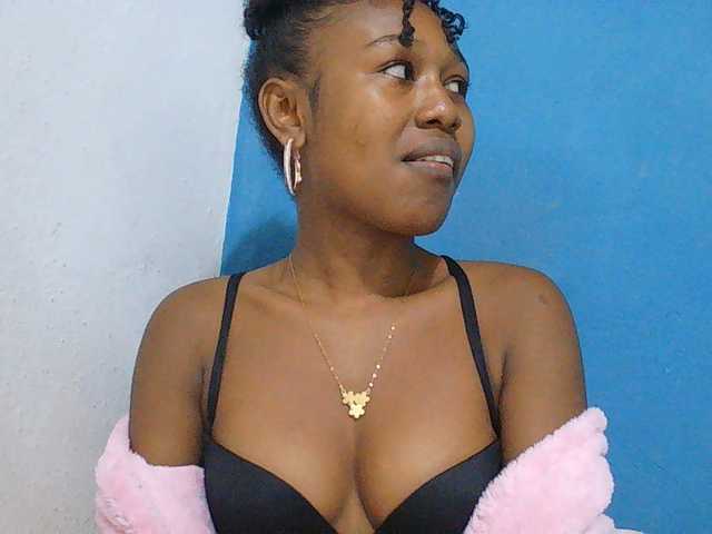 Zinah1 live cam on BongaCams