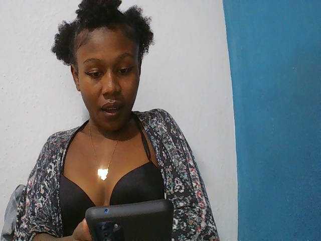 Zinah1 live cam on BongaCams