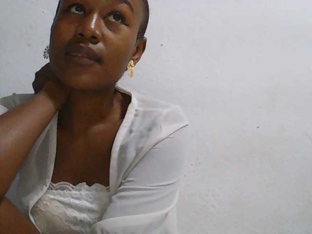 Zinah1 live cam on BongaCams