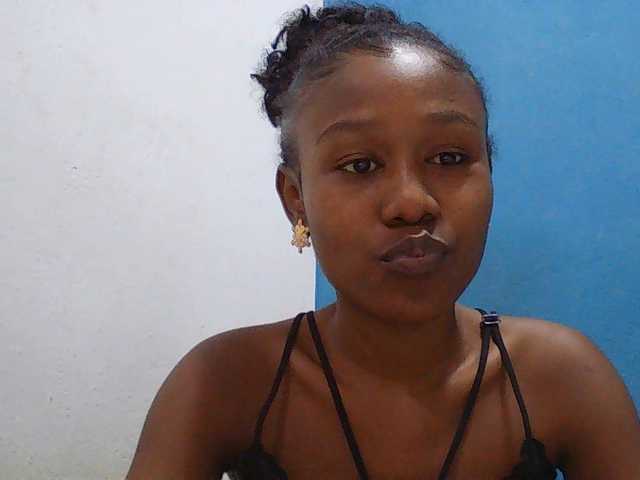 Zinah1 live cam on BongaCams