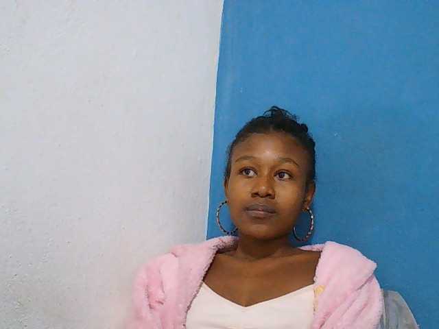Zinah1 live cam on BongaCams