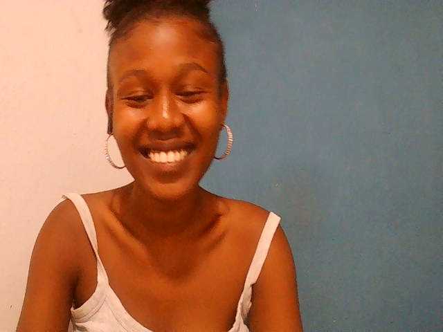Zinah1 live cam on BongaCams