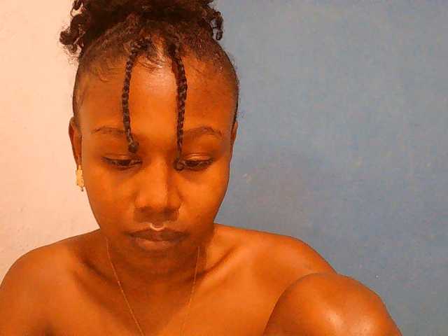 Zinah1 live cam on BongaCams