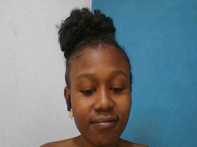Zinah1 live cam on BongaCams
