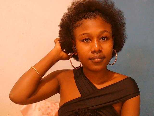 Zinah1 live cam on BongaCams