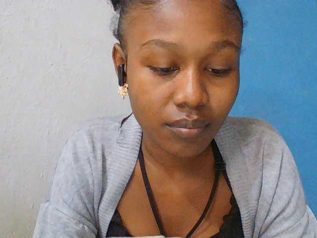 Zinah1 live cam on BongaCams