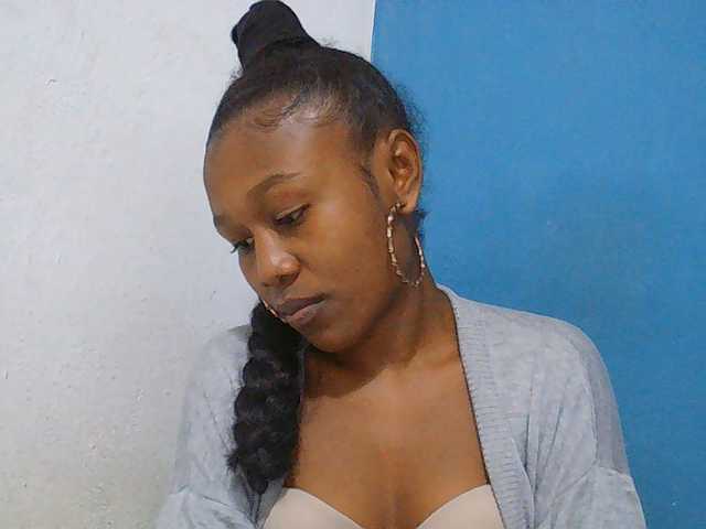 Zinah1 live cam on BongaCams
