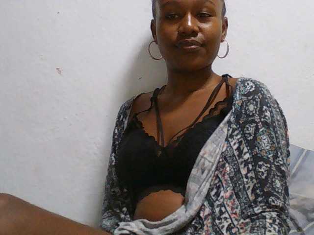 Zinah1 live cam on BongaCams