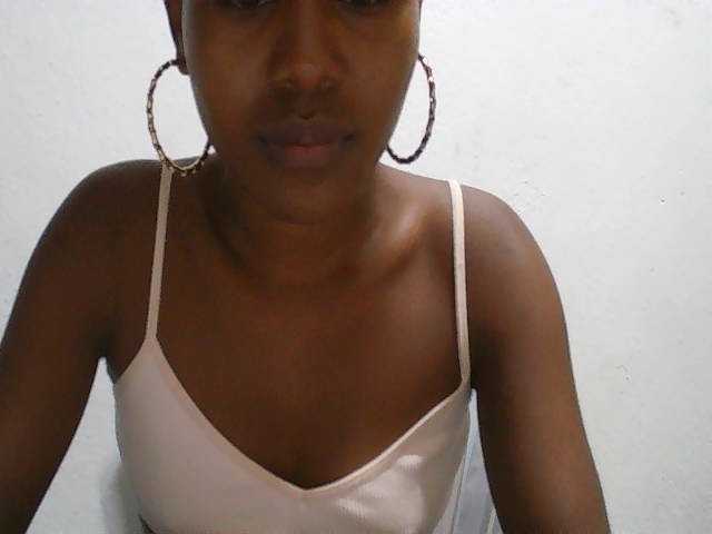 Zinah1 live cam on BongaCams