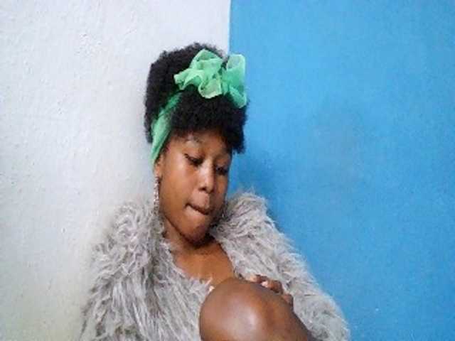 Zinah1 live webcam show