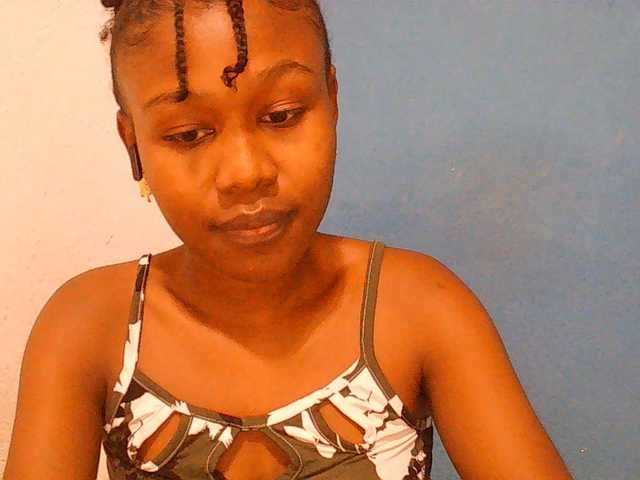 Zinah1 live cam on BongaCams