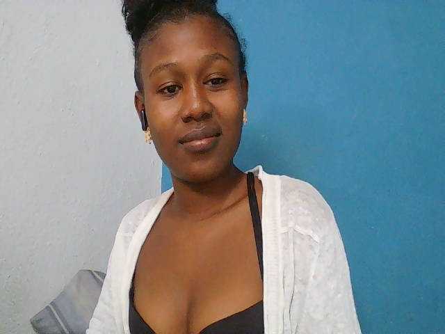 Zinah1 live cam on BongaCams