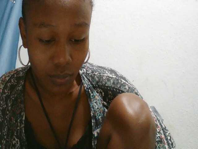 Zinah1 live cam on BongaCams