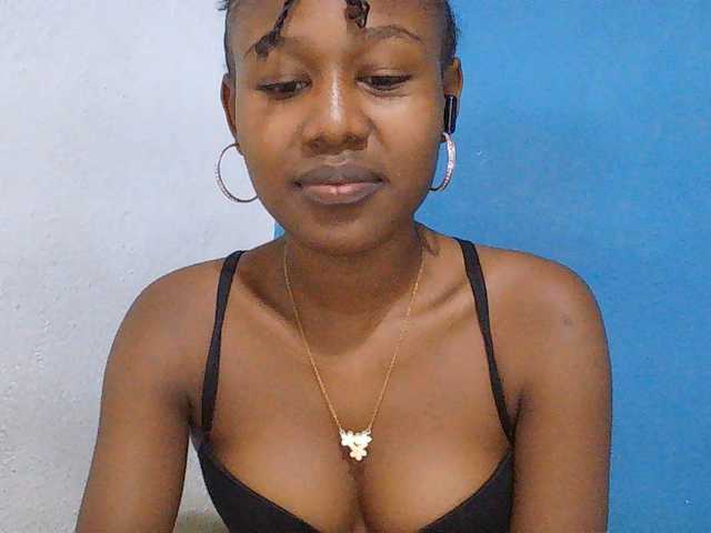 Zinah1 live cam on BongaCams