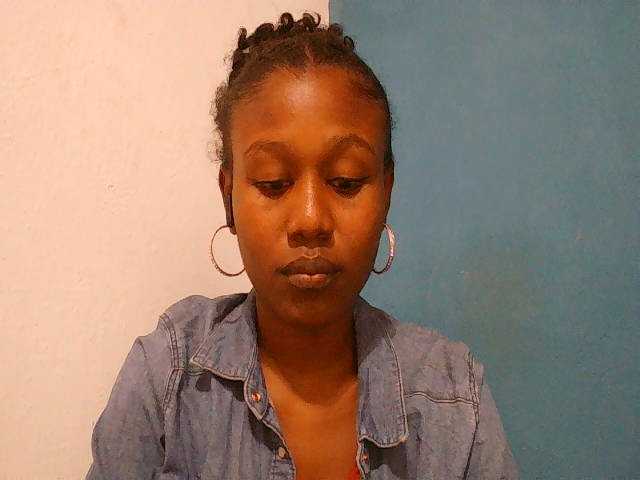 Zinah1 live cam on BongaCams