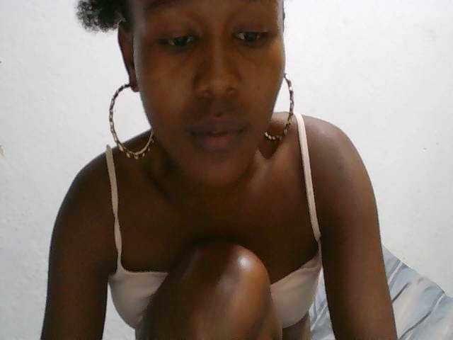 Zinah1 live cam on BongaCams