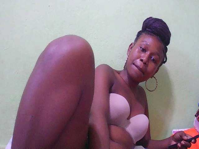 Zinah1 webcam bongacams model stream image