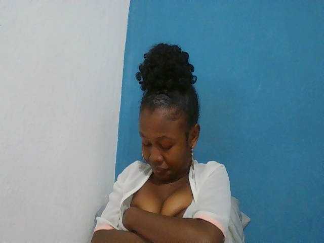 Zinah1 live cam on BongaCams