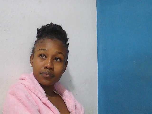 Zinah1 live cam on BongaCams