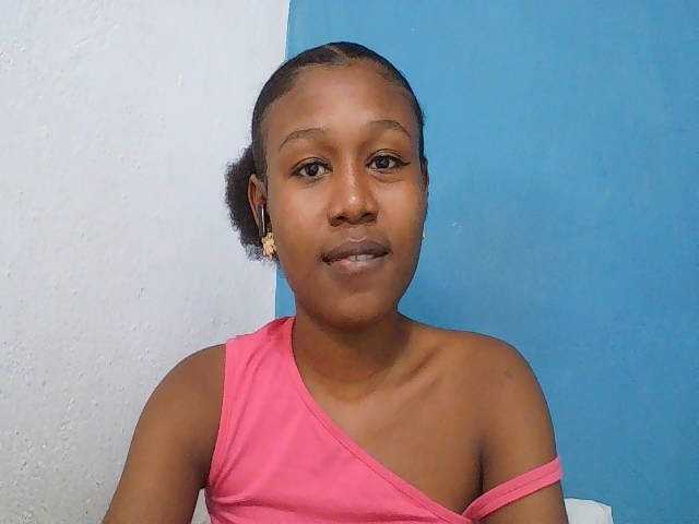 Zinah1 live cam on BongaCams