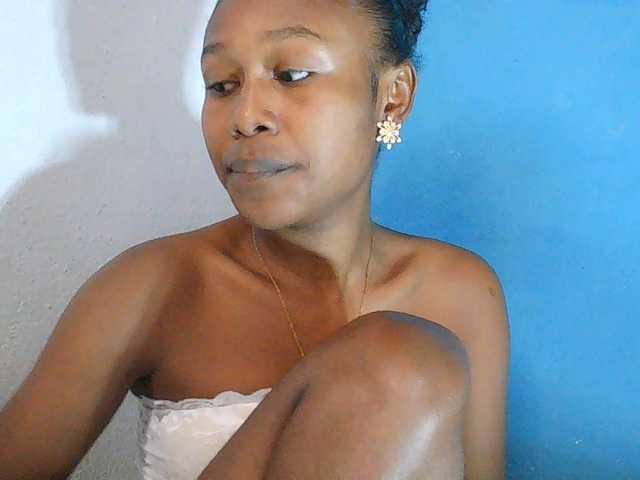 Zinah1 live cam on BongaCams