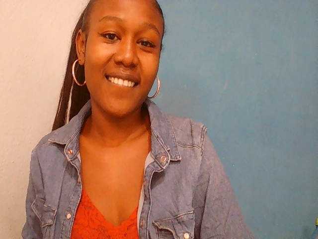 Zinah1 live cam on BongaCams