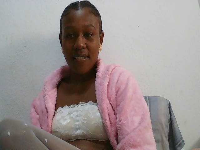 Zinah1 live cam on BongaCams