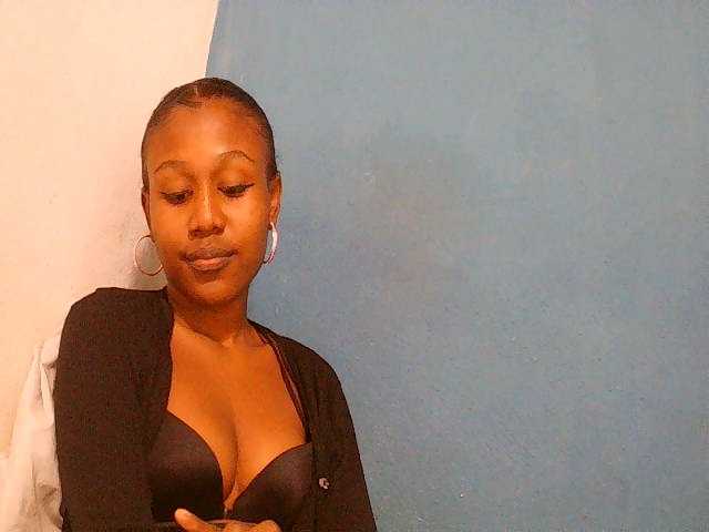Zinah1 live cam on BongaCams