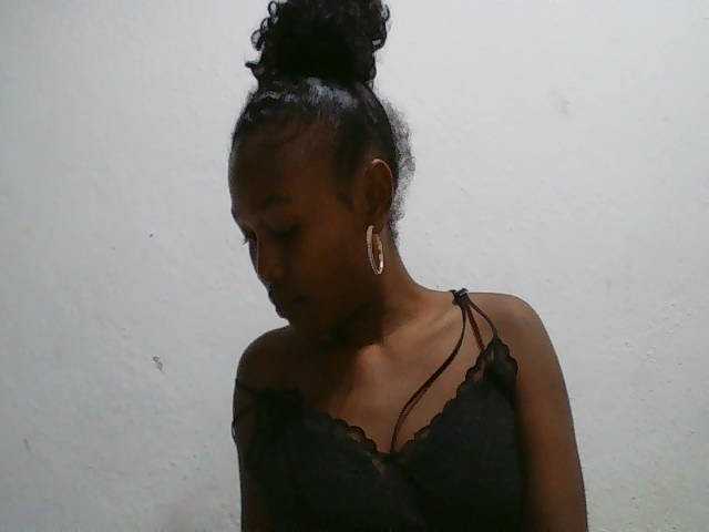 Zinah1 live cam on BongaCams