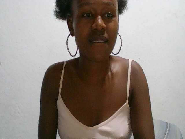 Zinah1 live cam on BongaCams