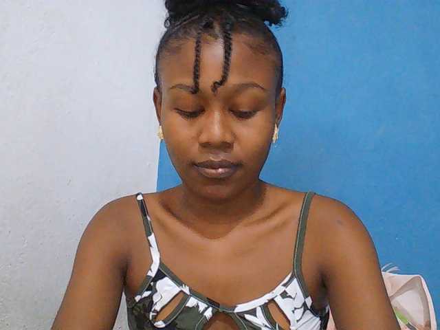 Zinah1 live cam on BongaCams