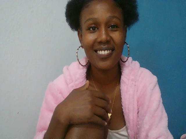 Zinah1 live cam on BongaCams