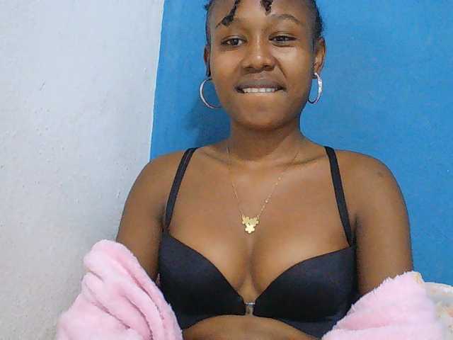 Zinah1 live cam on BongaCams