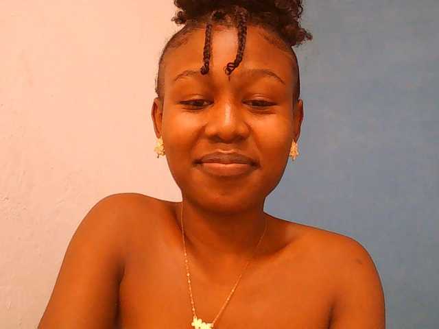Zinah1 live cam on BongaCams