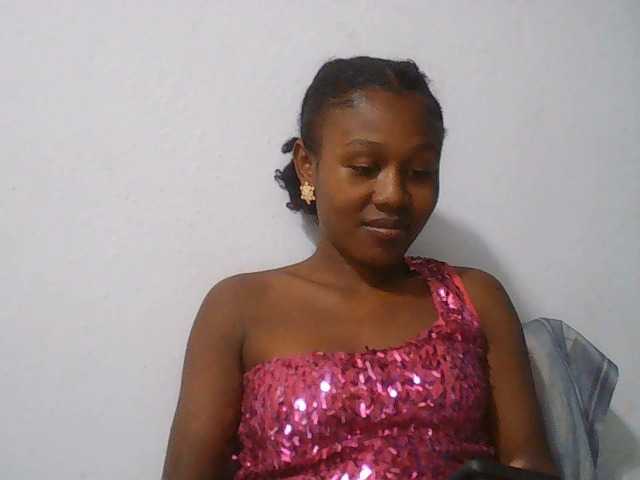 Zinah1 live cam on BongaCams