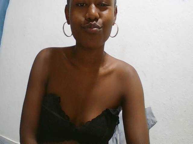 Zinah1 live cam on BongaCams