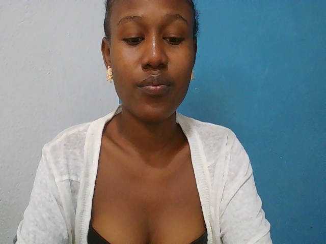 Zinah1 live cam on BongaCams