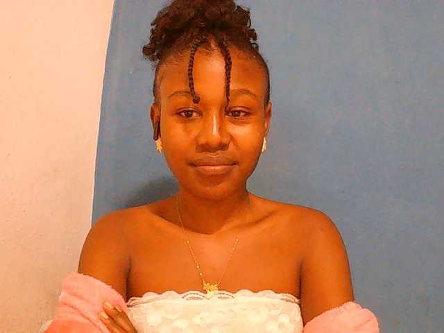 Zinah1 live cam on BongaCams