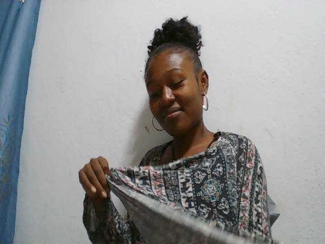 Zinah1 live cam on BongaCams