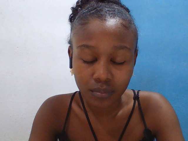 Zinah1 live cam on BongaCams