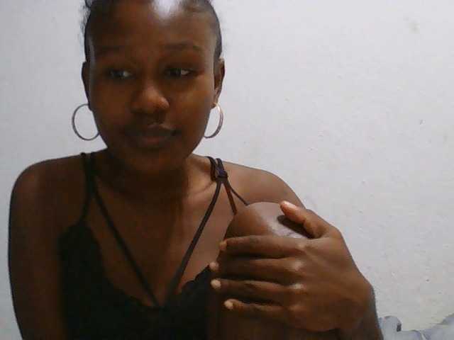 Zinah1 live cam on BongaCams