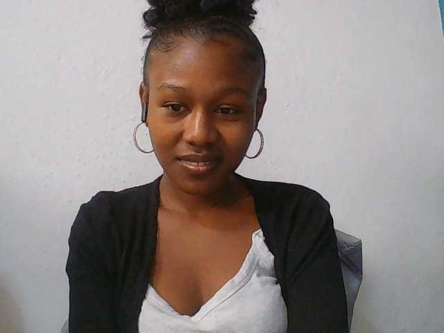 Zinah1 live cam on BongaCams