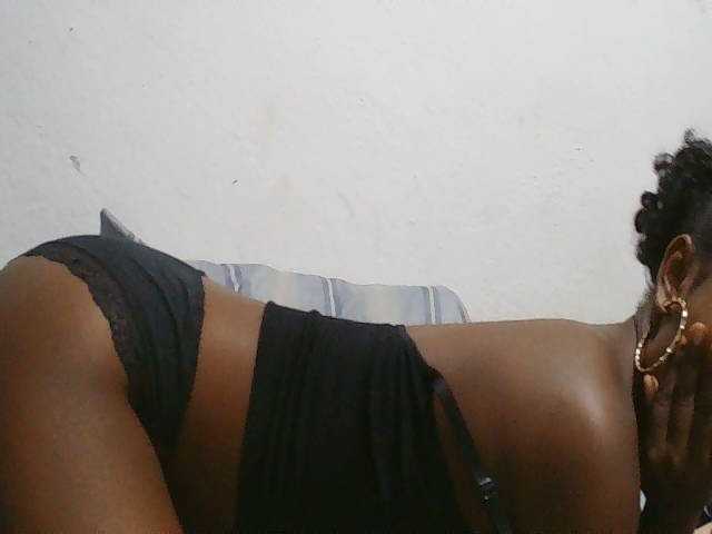 Zinah1 live cam on BongaCams