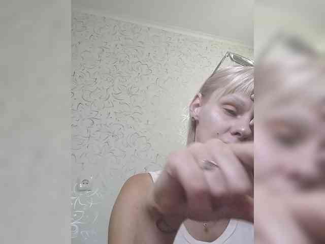 JulieSilver webcam