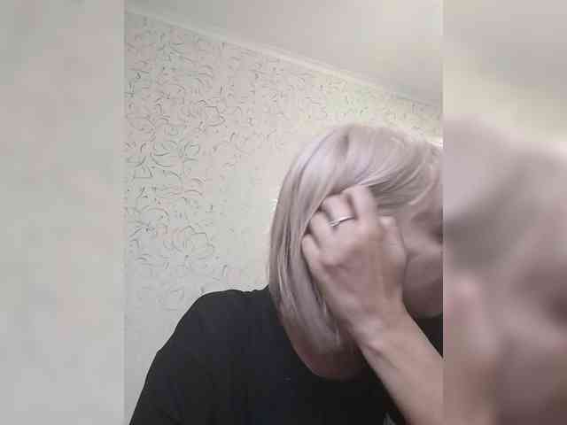 JulieSilver webcam