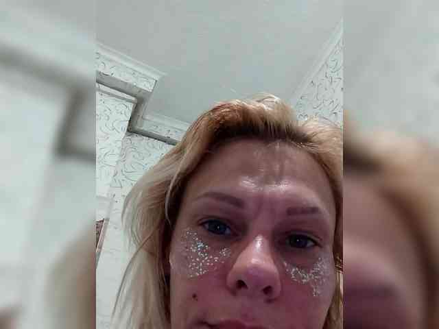 JulieSilver webcam
