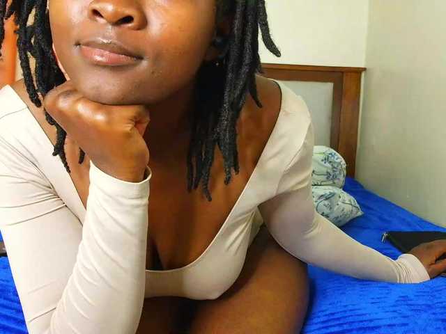 le modèle Pretty-Titties est en webcam porno dans un show sur le site bongacams, il possède les tags suivants: Ebony,Brunette,Shaved